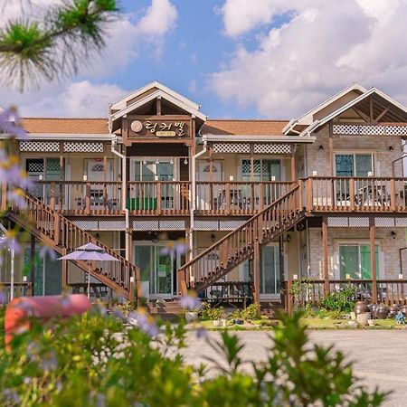 Tinkerbell Pension Кёнджу Экстерьер фото