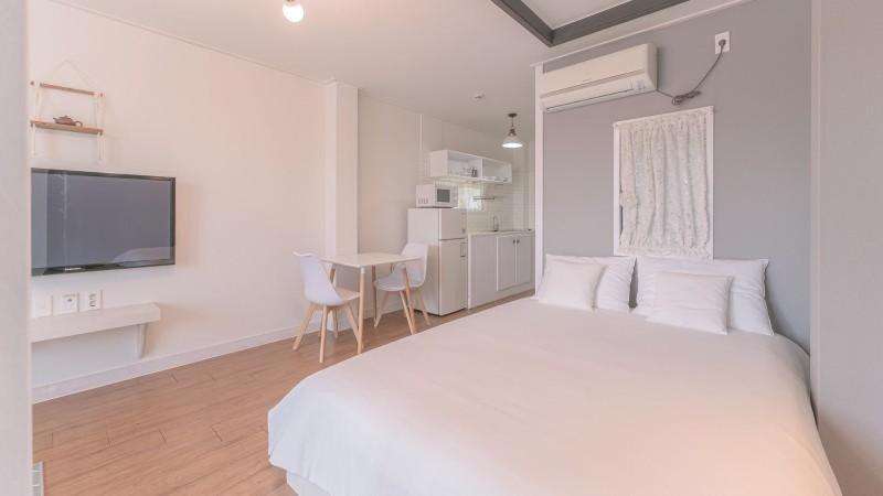 Tinkerbell Pension Кёнджу Экстерьер фото